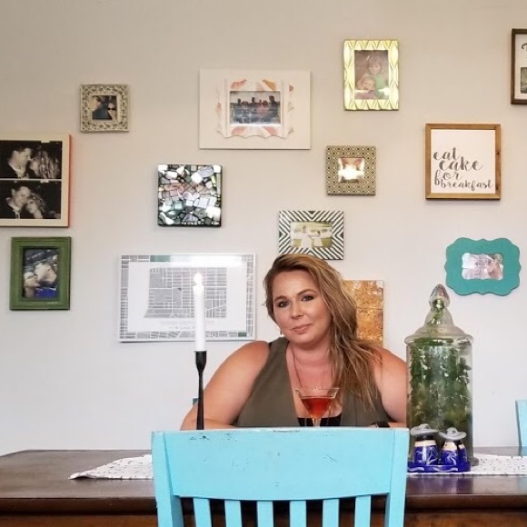 Meet your Posher, Courtney - Picture 1 of 1